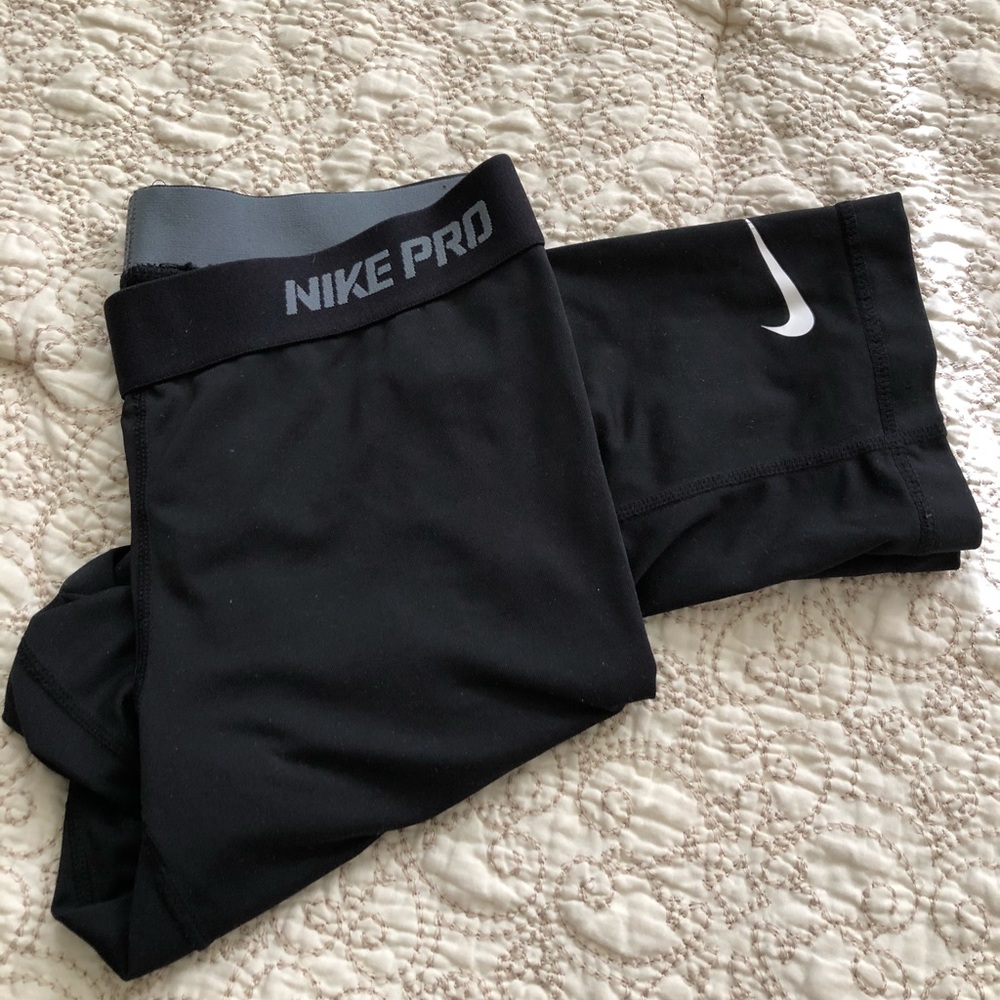 Women’s black Nike Pro capri leggings